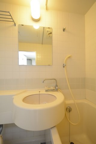 洗面設備　浴室内に洗面台あり！