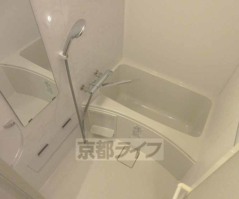 バス・シャワールーム　大きな鏡の付いたお風呂です・