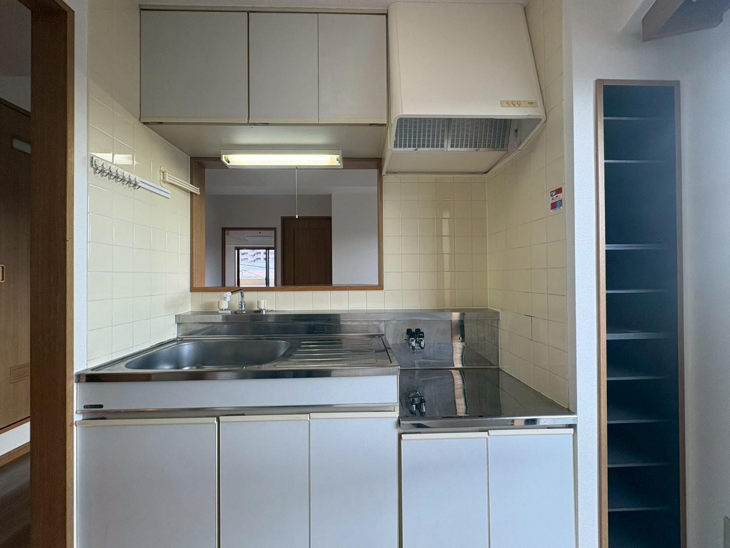 キッチン　収納スペース付きのキッチンです