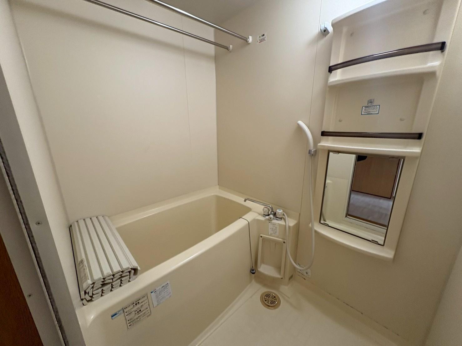 バス・シャワールーム　収納棚付きのお風呂です