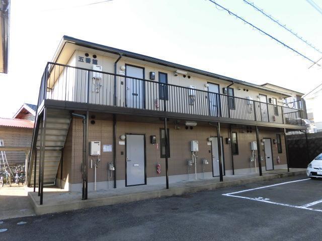 建物外観　天気が良すぎて空の色が白になっています・・・！