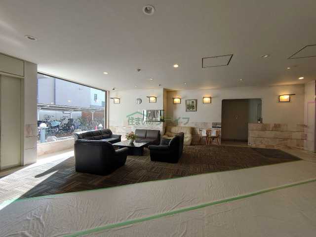 ロビー　室内見学承ります。当店掲載物件以外もまとめてお問合頂けます。