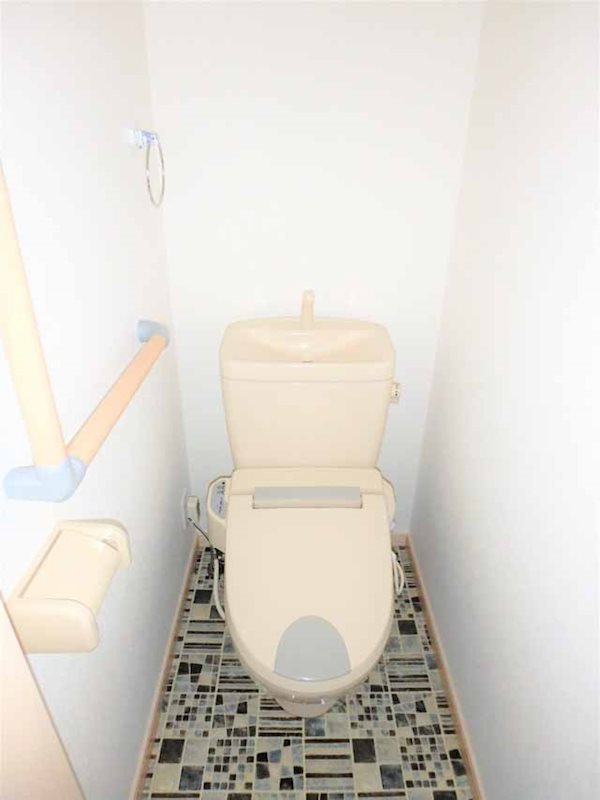 トイレ　温水洗浄便座つき！