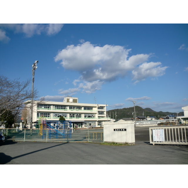 小学校　富岡小学校（山県）（小学校）まで1200m
