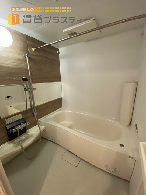 バス・シャワールーム　広々ゆったりくつろげるバスルーム。