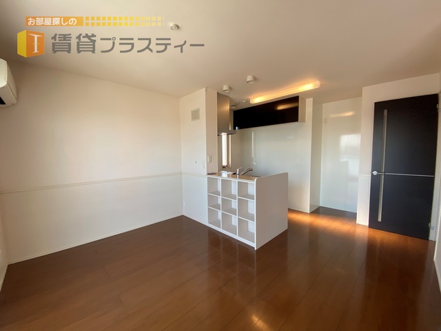 居室・リビング　おしゃれな棚付きですっきりしたリビング。