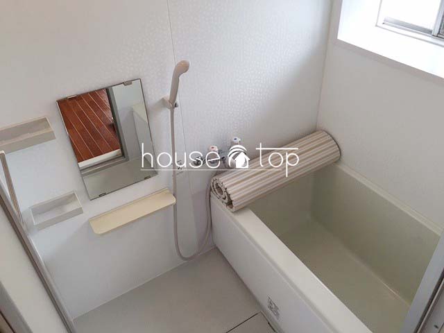 バス・シャワールーム　浴室に窓があるので換気も出来ますよ♪