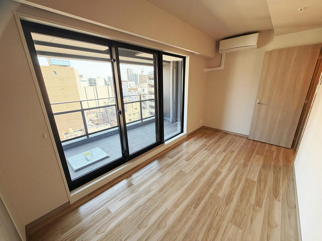 その他部屋・スペース　バルコニーに面した明るい洋室