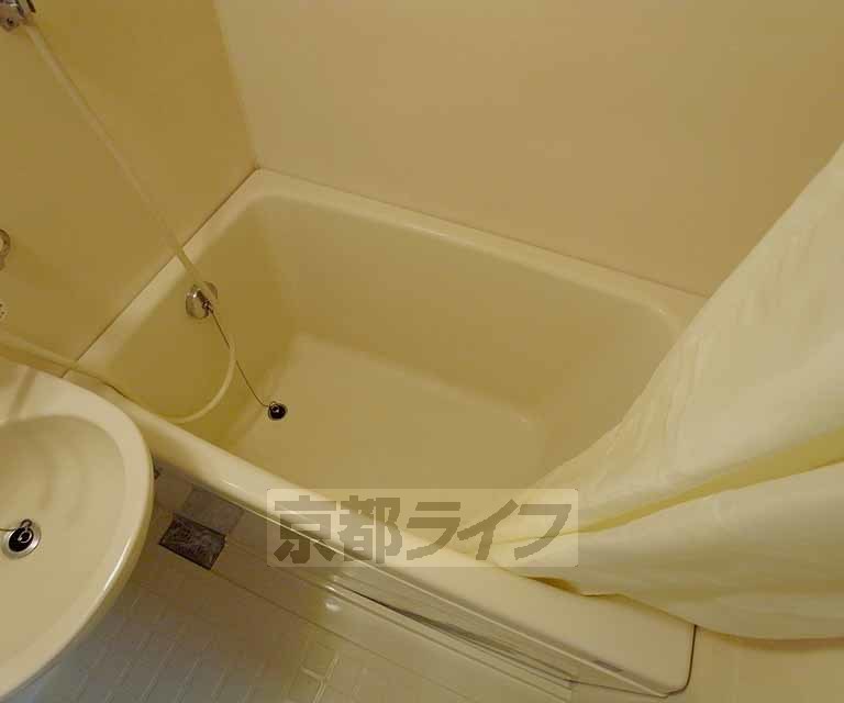 バス・シャワールーム　広めのＵＢですよ。