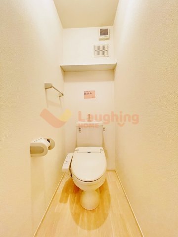 トイレ　落ち着いた色調のトイレです