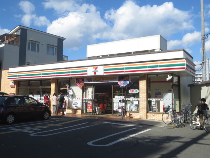 コンビニ　セブンイレブン（コンビニ）まで240m
