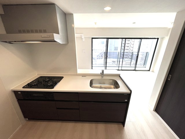 キッチン　木目調のおしゃれなデザインのシステムキッチンです！場所を取る