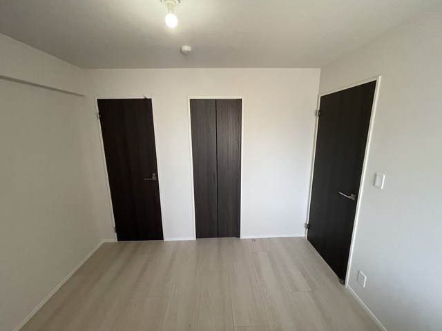 その他部屋・スペース　洋室6帖☆クローゼット2ヶ所があります♪お洋服の多い方もお部