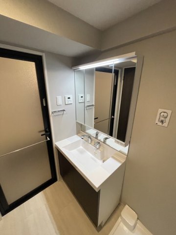 洗面設備　角度の変えられる3面鏡付きの洗髪洗面化粧台です♪朝のバタバタ