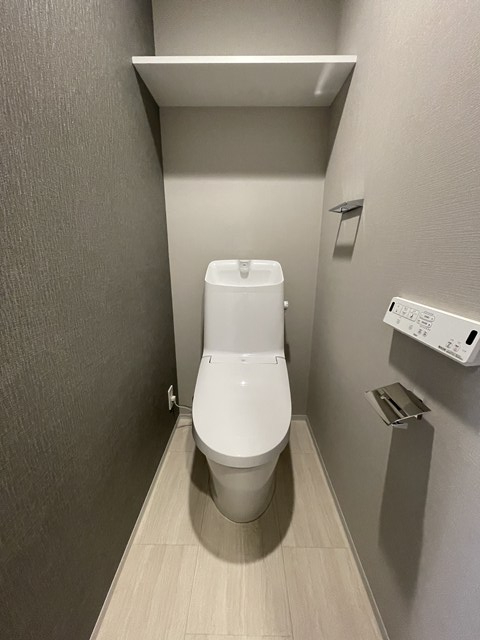 トイレ　トイレは温水洗浄便座付き♪人気のバストイレ別です♪小物を置け