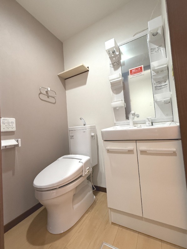 トイレ　落ち着いた色調のトイレです♪