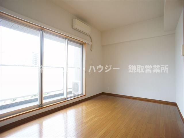 居室・リビング　同タイプのお写真となります。