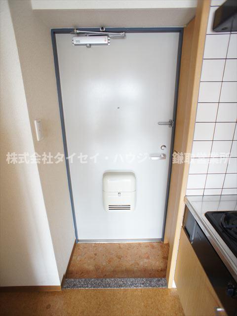 玄関　同タイプのお写真となります。