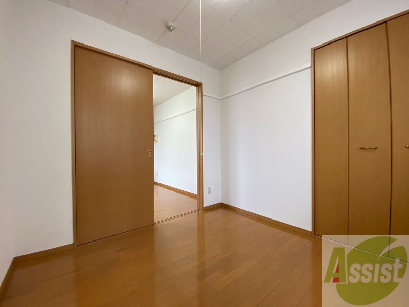 その他部屋・スペース　寝室を別角度から撮りました。どう家具を配置しますか？