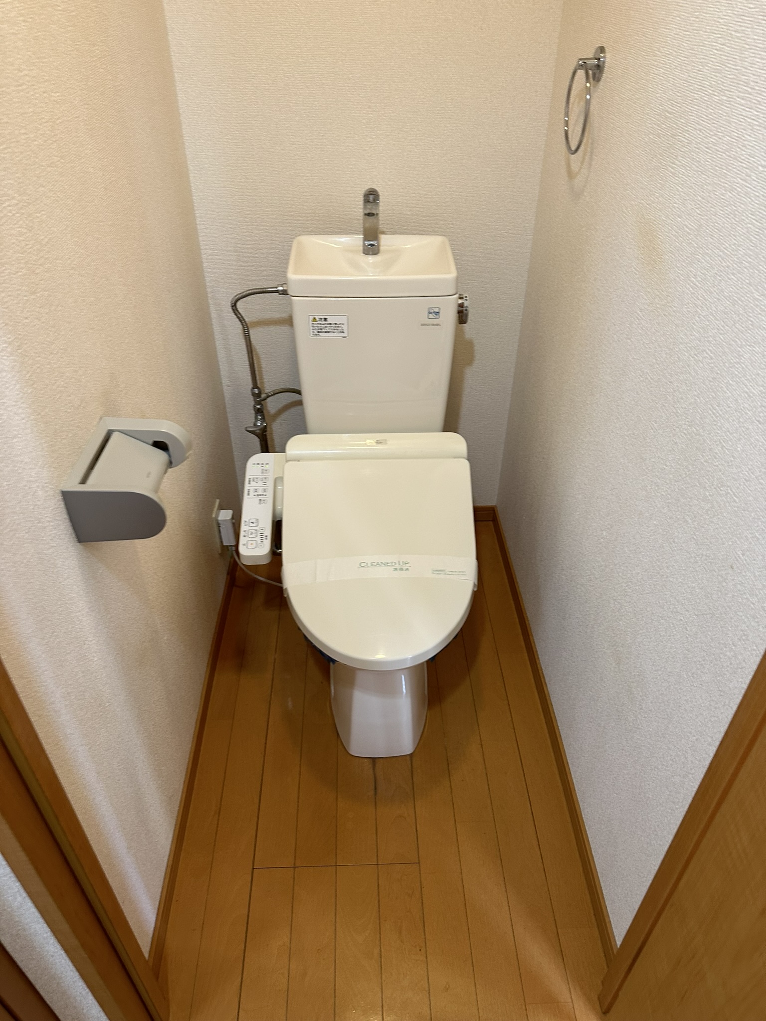 トイレ　温水洗浄便座は残置物です