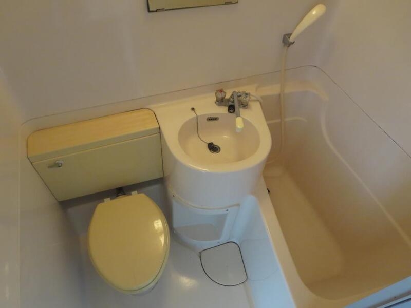 バス・シャワールーム　ユニットバスながら、やや広めの設計です