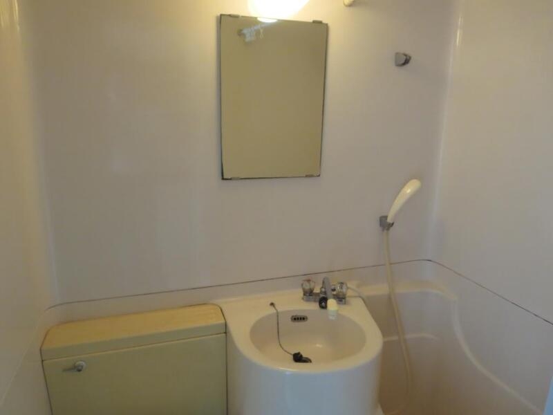 洗面設備　鏡付きの洗面台です