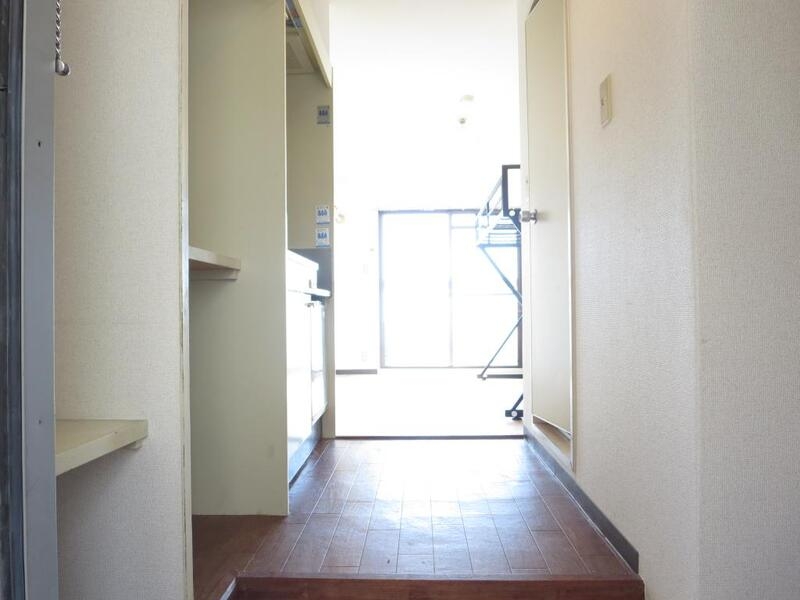 玄関　玄関横に収納があり、いろいろな使い方が可能です