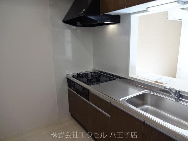 キッチン　上下収納棚のあるシステムキッチン