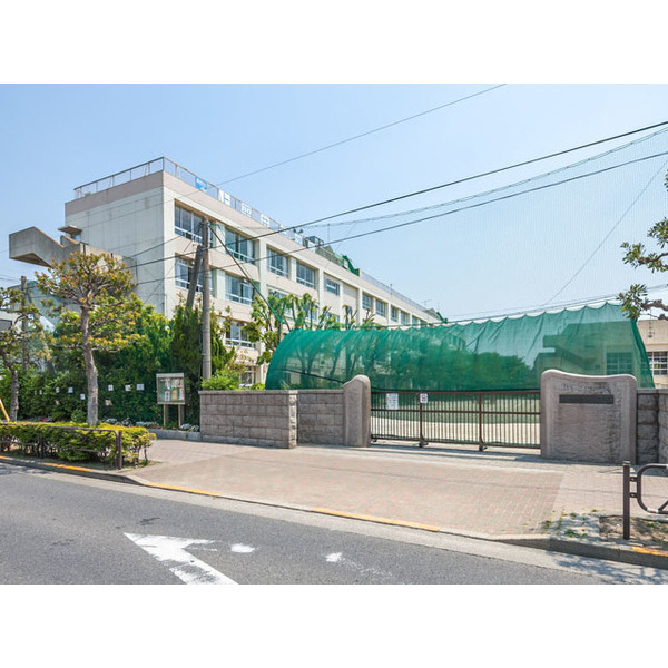 中学校　葛飾区立上平井中学校（中学校）まで826m