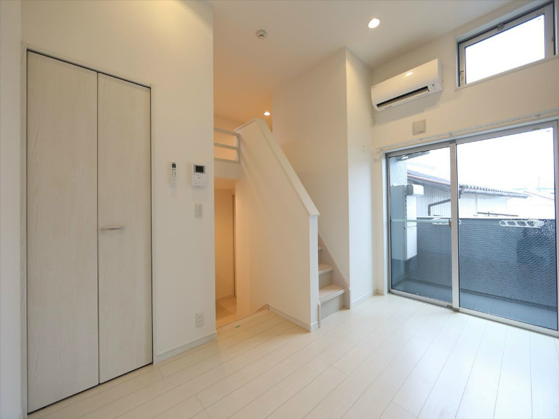 居室・リビング　洋室5.4帖　ロフト6.5帖（収納にも使えます）同仕様写真