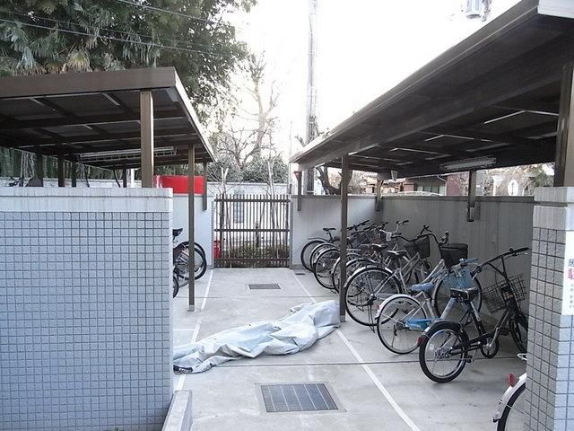 駐車場　敷地内の屋根付き駐輪場