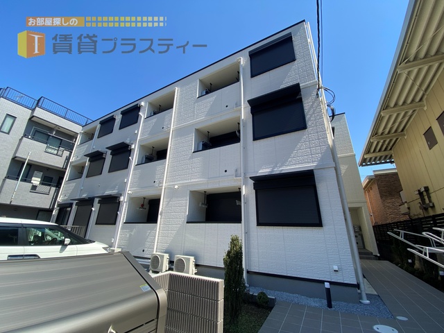 建物外観　駅まで真っ直ぐ歩道も広いですよ。