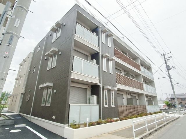 建物外観　タイル張りの落ち着いた外観♪