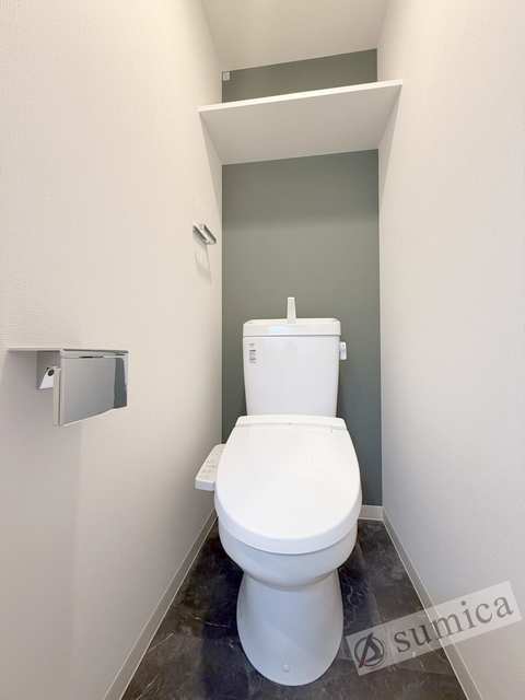 トイレ　人気アイテムの温水洗浄便座。清潔感のあるトイレです。