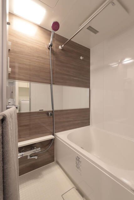 バス・シャワールーム　シャワーヘッドはグローエ