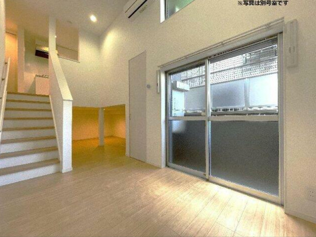 居室・リビング　※別号室の写真です。現況優先となります。