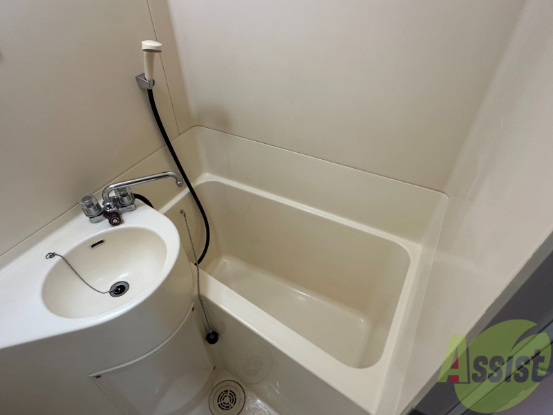 バス・シャワールーム　バスタブは広くはないかもしれませんが、ちゃんと浸かれそうです