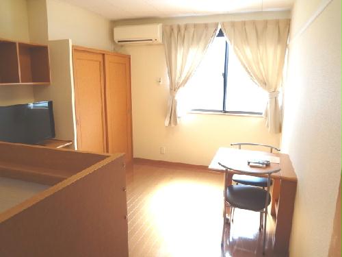 居室・リビング　用途によって机は収納可能です！