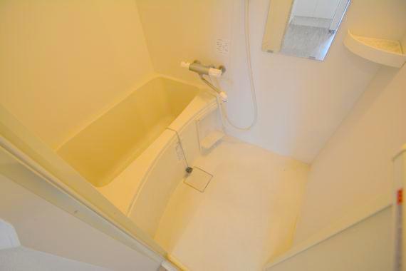 バス・シャワールーム　バスルームはトイレと別々で、広々としていますよ。