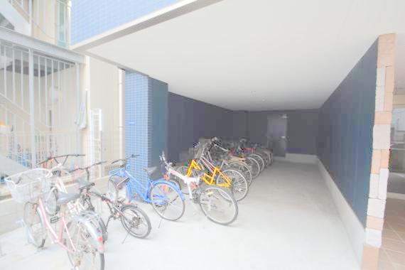 駐車場　敷地内にある駐輪場。雨の日にはうれしい屋根つきです。