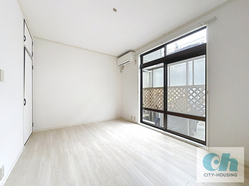 居室・リビング　南向き！エアコン完備！