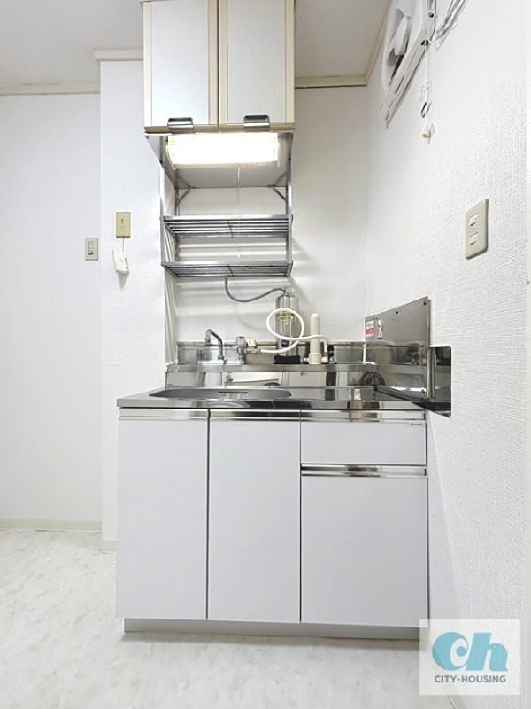 キッチン　ガスコンロ設置可タイプ！収納豊富！