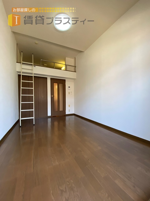 居室・リビング　天井高く解放感抜群。