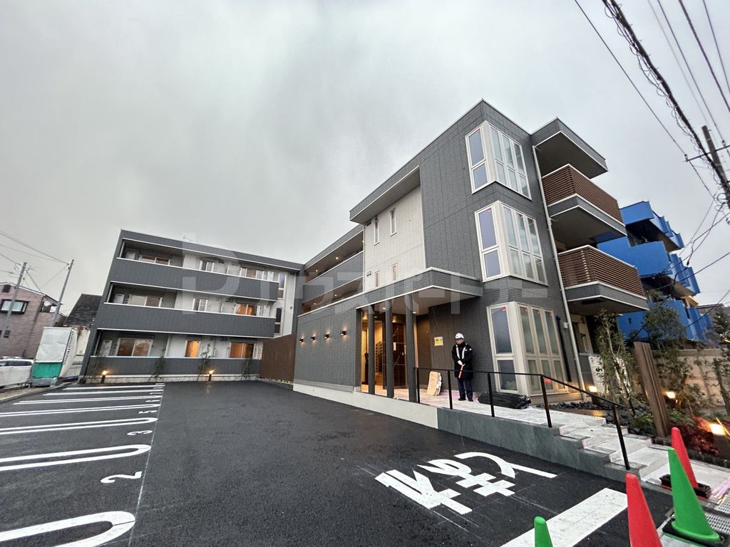 建物外観　駐車場