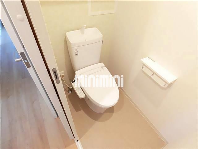 トイレ　温水洗浄便座付きの洋式トイレです。