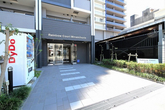 エントランス　落ち着いたエントランスです