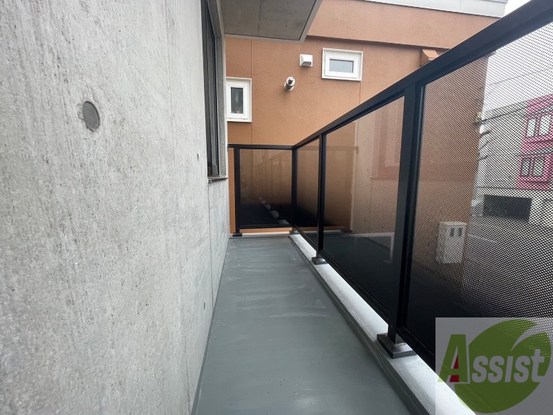 セキュリティ　バルコニーは幅があり、広い印象を受けました。