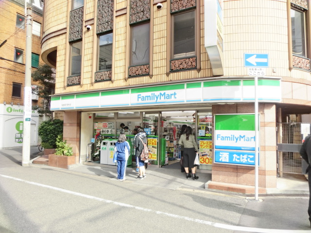 コンビニ　ファミリーマート（コンビニ）まで750m