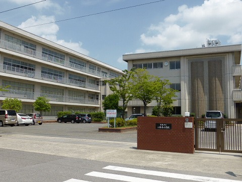 小学校　安城市立二本木小学校（小学校）まで865m
