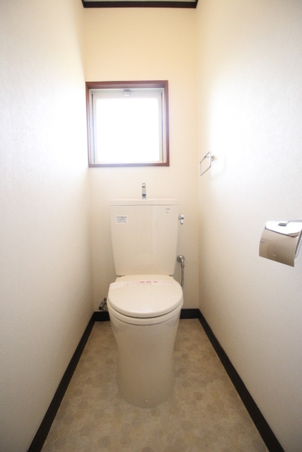 トイレ　小窓付きのトイレです☆